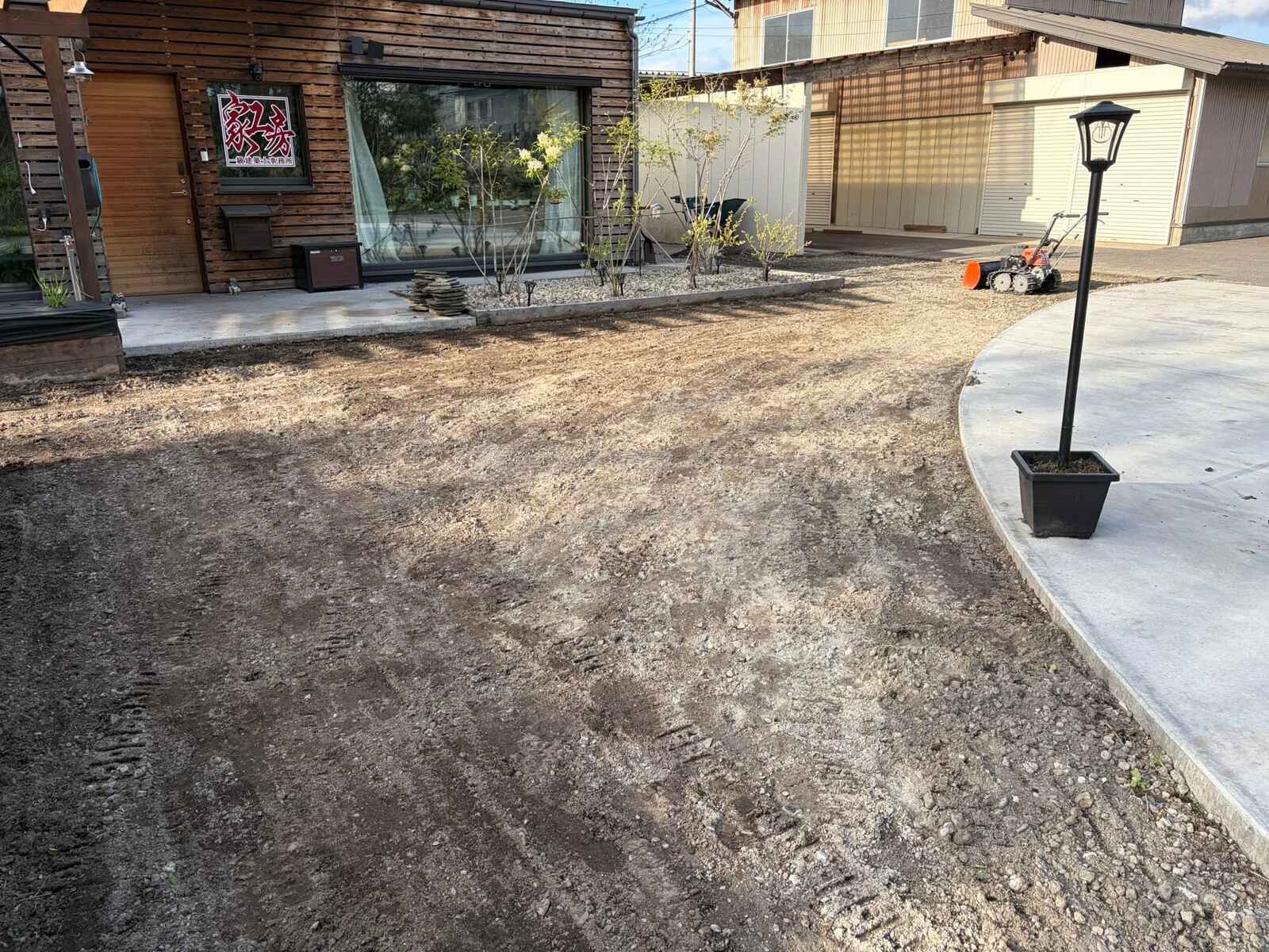 芝生の下地づくり