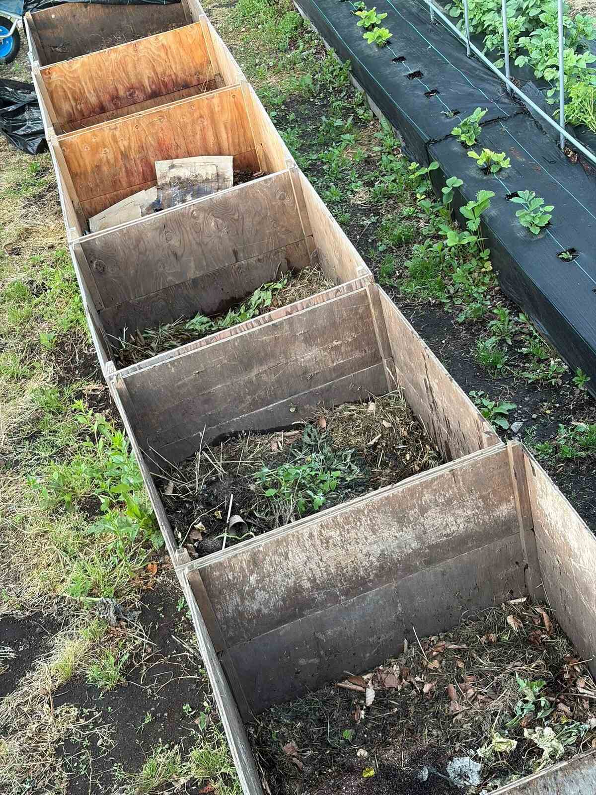 刈り草は捨てない。残渣BOXで堆肥にする