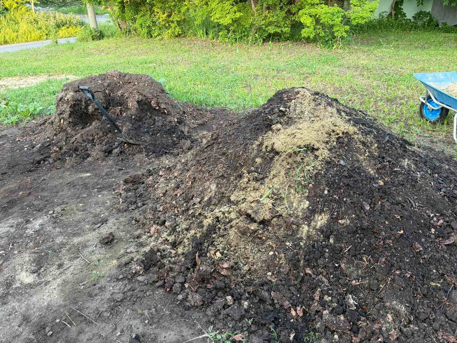 黒土と落ち葉、一年がかりの土づくり