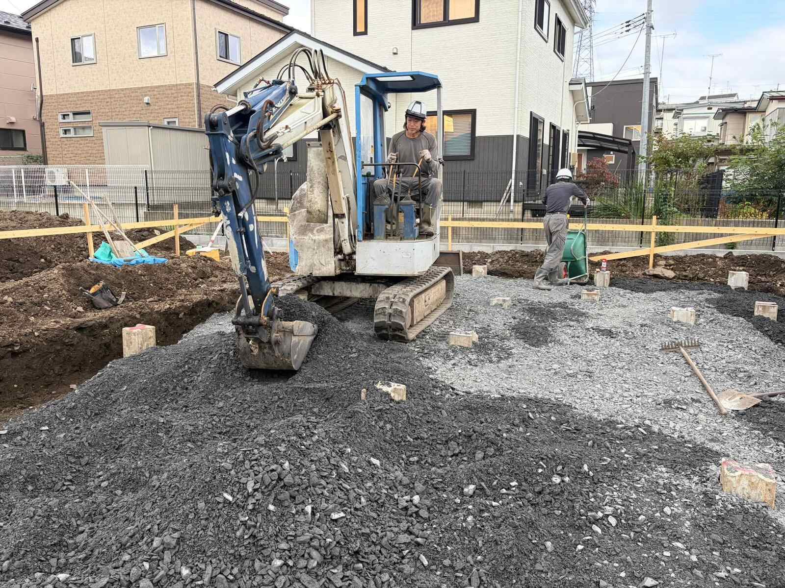 中居林の平屋のような家　砕石敷
