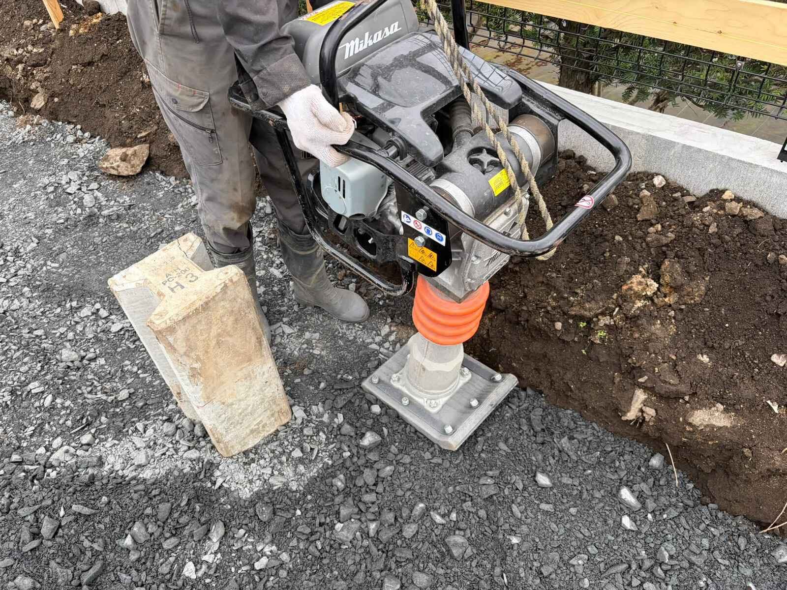 中居林の平屋のような家　砕石敷