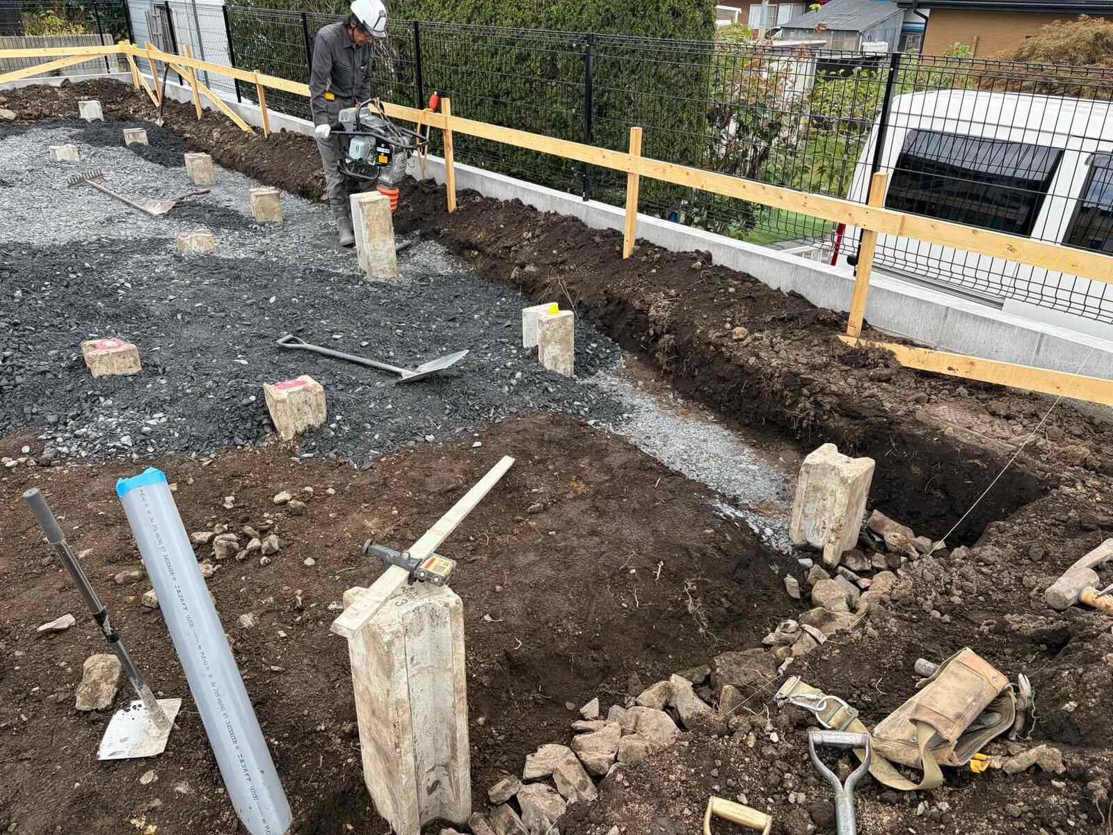 中居林の平屋のような家　砕石敷