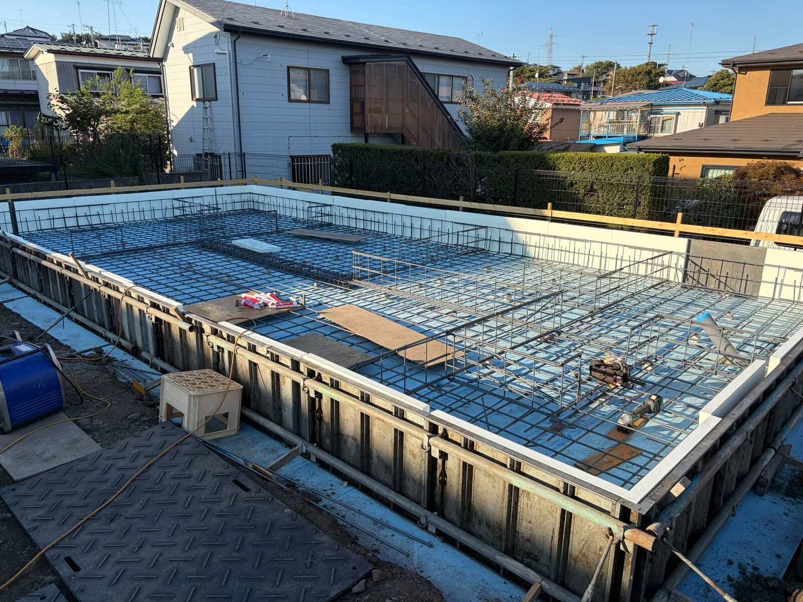 配筋が進む基礎の全景