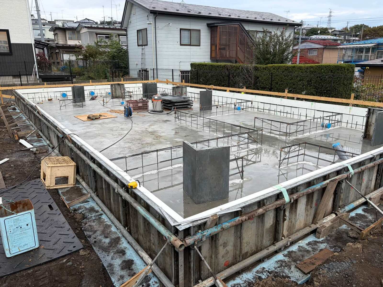 スラブ打設後の基礎全景。外周にメタル型枠