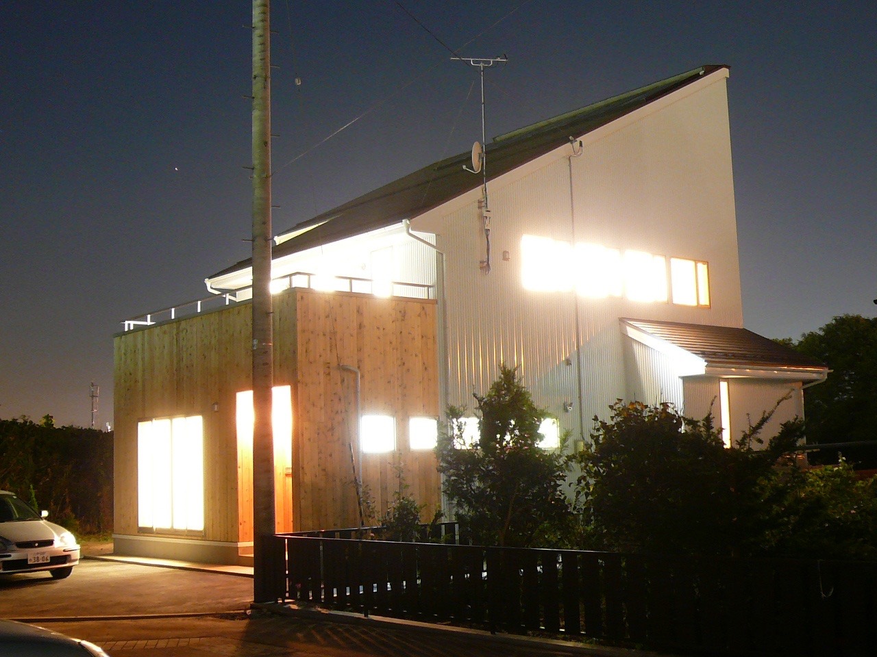 夜景 ─ 室内の灯りが包みこむファサード