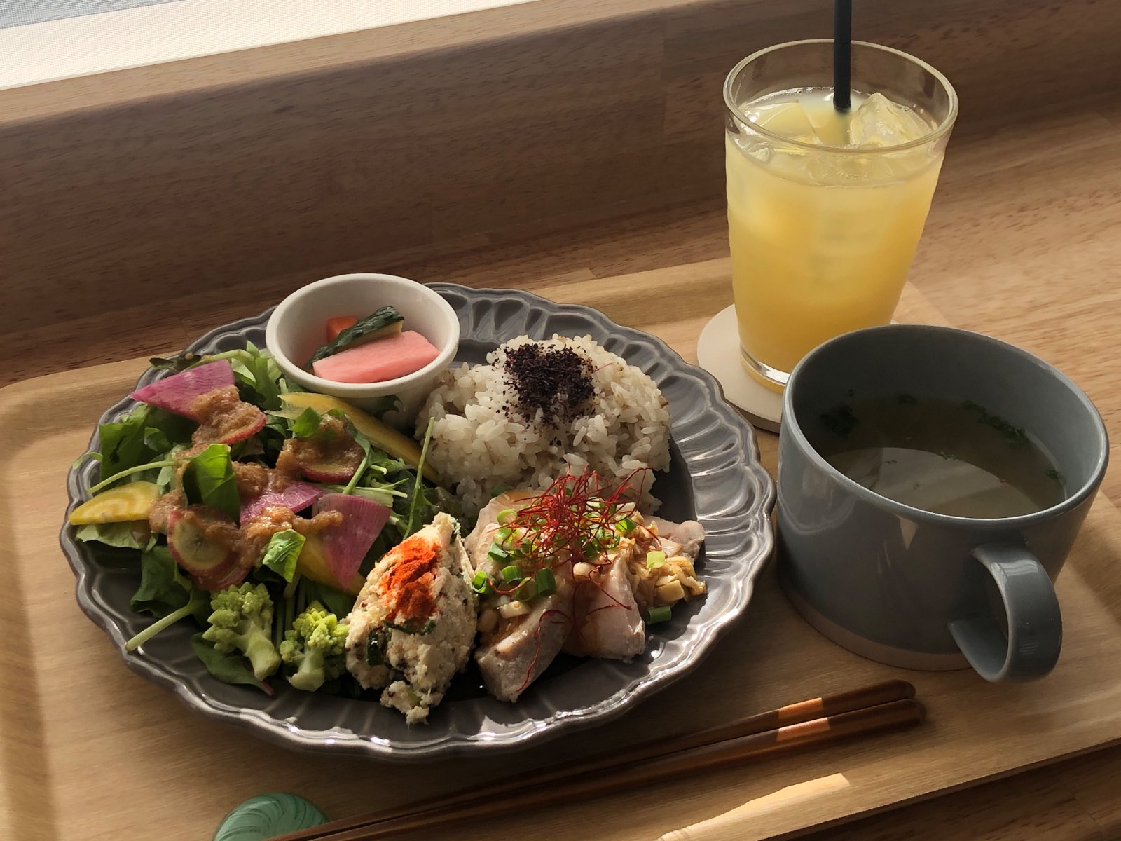 カフェ ─ ガラスペンダントと造作カウンター