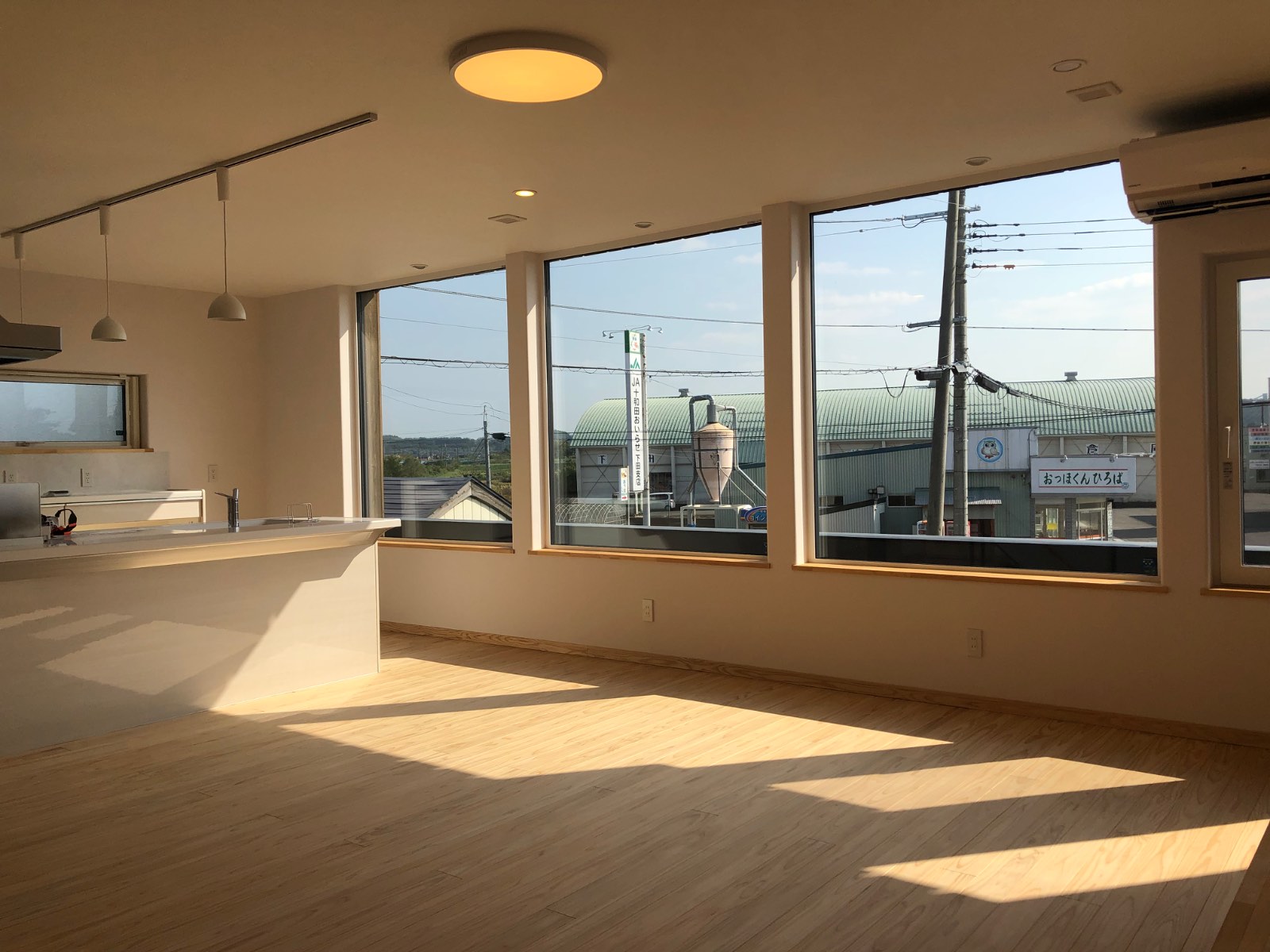 2F LDK ─ 大開口から田園風景を望む
